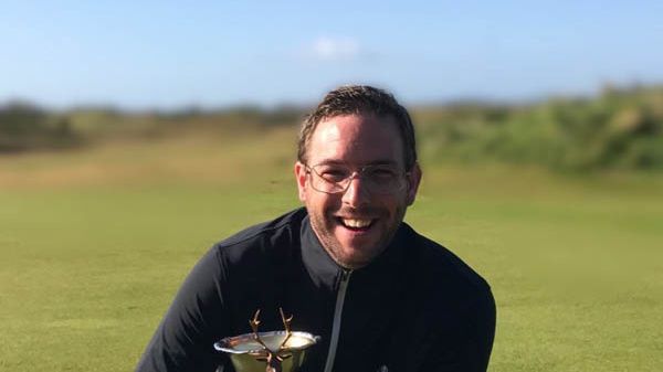 Tobias Klöfver, klubbchef på Kävlinge golfklubb, uppskattar Skånska Energis lokala förankring.