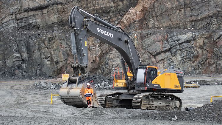 Volvos största grävmaskin är överraskande snabb