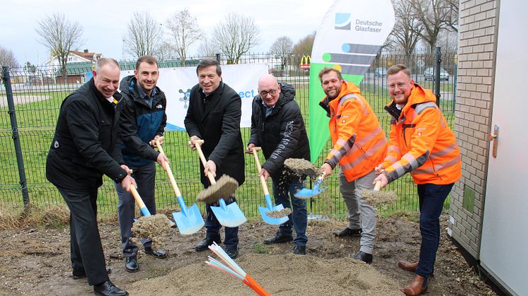 Beim Spatenstich von links nach rechts: Sven Geiger, Marc Hoff (beide Deutsche Glasfaser), Max Gotz (Oberbürgermeister von Erding), Michael Baumüller (Deutsche Glasfaser), Sandro Radlmair und Sebastian Bauer (Tiefbauunternehmen INconnect GmbH)