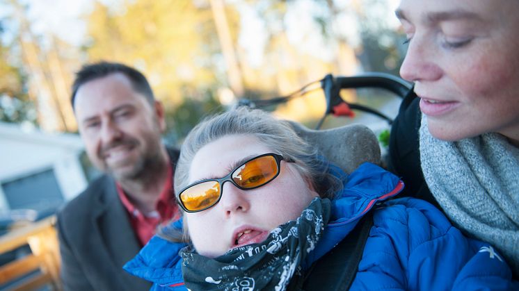 Att bo borta varannan vecka är en del av Livs frigörelse. Men det gör också att den övriga familjens liv fungerar. Det menar mamma Malena och pappa Ola, som för fyra år sedan valde att låta deras dotter flytta hemifrån på halvtid. Foto: Anna Pella.