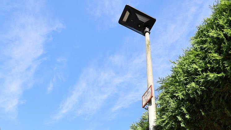 Flexibel umgerüstet: Im niederbayerischen Tiefenbach wurden rund ein Dutzend Straßenleuchten jetzt auf energieeffiziente Solar-Hybridleuchten umgestellt.