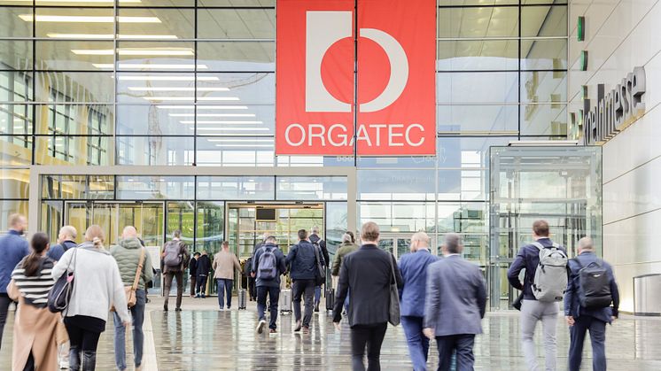 Die ORGATEC 2024 steht fest im Kalender von Entscheidern unterschiedlichster Branchen. Das und weitere positive Signale lassen die Büromöbelhersteller trotz eines schwachen ersten Halbjahrs zuversichtlich in die Zukunft blicken. Bild: Koelnmesse