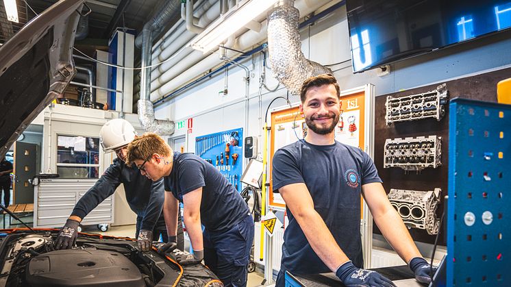 Herrgårdsgymnasiet i Säffle firar certifiering som  Motorbranschcollege 