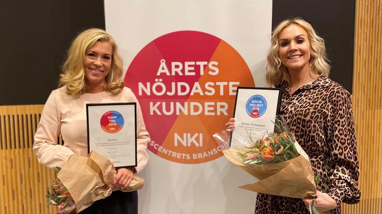 Emelie Ekelund, chef Sälj och Jeanette Thörnkrantz Madsen, chef Analys, med BoKloks utmärkelser efter Prognoscentrets NKI-seminarium 2020. 