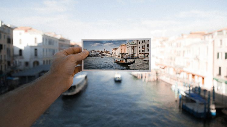 Postales al viajar: todos quieren recibir, pero solo un 20% de los españoles envía