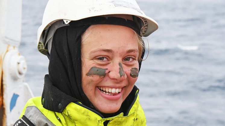 Helene Thorstensen (UiO) samlet inn genetikkprøver på snøkrabbe-tokt, men hadde også tid til litt morro underveis (Foto: Christian Skauge).