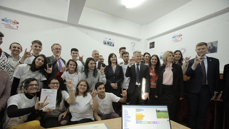 Ford Motor Company Fund și organizația caritabilă Light Into Europe deschid astăzi la Craiova primul Club de Programare dedicat elevilor cu deficiențe de auz din România