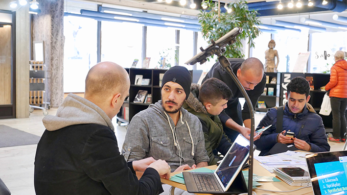 Språkkraft visar besökare på Norrköpings stadsbibliotek hur man lär sig svenska med hjälp av en app. Bilden är tagen under kampanjveckan Get online week. Foto: Anders Lundquist 