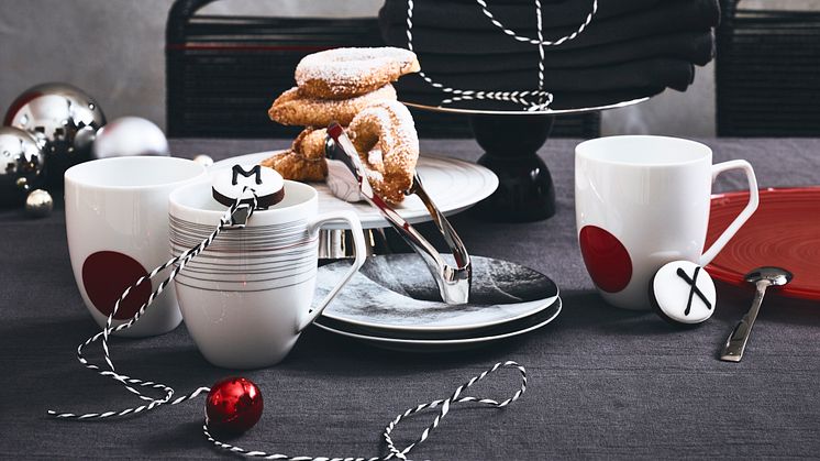 Schlicht und doch feierlich: Henkelbecher und Kuchenplatte der TAC XMAS Kollektion sind perfekt für ein weihnachtliches Beisammensein mit Kaffee und Kuchen. 