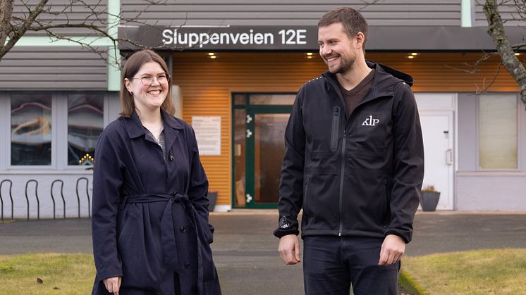 Solveig Heggvoll (Multiconsult) og Jonas Brenntrø (KLP Eiendom Trondheim) er svært fornøyd med oppgraderingen av Sluppenveien 12E til et moderne og energigjerrig kontorbygg | | Foto: Inbovi