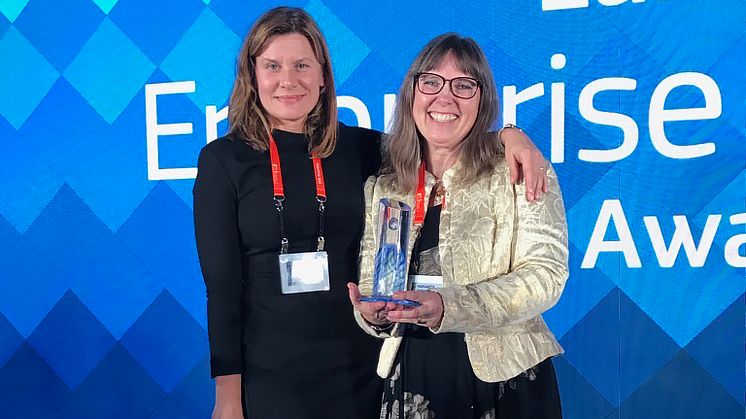 Margareta Wallentén, projektledare för HealthTech Nordic på Innovation Skåne, och Jennifer Grönqvist, affärsrådgivare i HealthTech Nordic och på Sahlgrenska Science Park, mottar priset i Helsingfors.