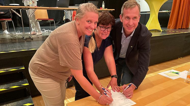 Camilla Mårtensen, Pia Almström och Johan Ericsson undertecknade under gårdagen en avsiktsförklaring att öppna en familjecentral i Kävlinge i samarbete med Region Skåne.