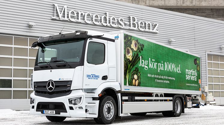  KMP Kyl & Frys AB:s nya lastbil är den första från Mercedes-Benz som kör elektriska kyltransporter i Sverige, samtidigt som den är den första elektriska lastbilen med hänsyn till miljön i uppdraget för Martin & Servera.