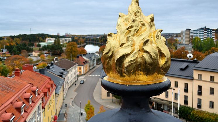 Uranus 4. Bladguld på takets flammande urnor.