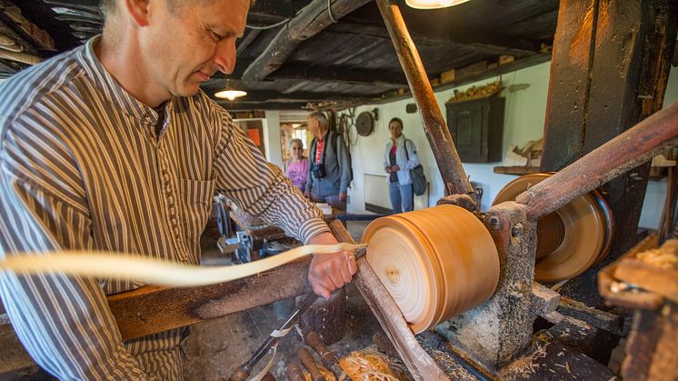 Speilzeug Museum outside Seiffen_Ring Turning Wood Carving_Foto_TVE-Greg_Snell_snellmedia.com