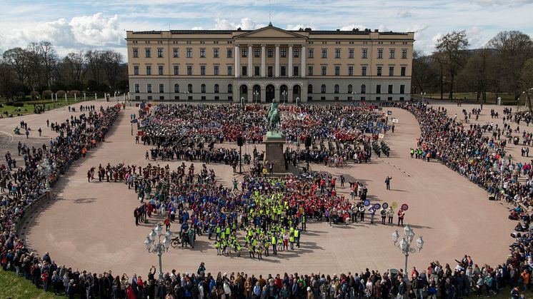 Verdens største aspirant- og juniorkorps (600) i forkant. Totalt var over 3000 musikanter og drillere med på jubileumsmarkeringen i Oslo lørdag 28. april. 