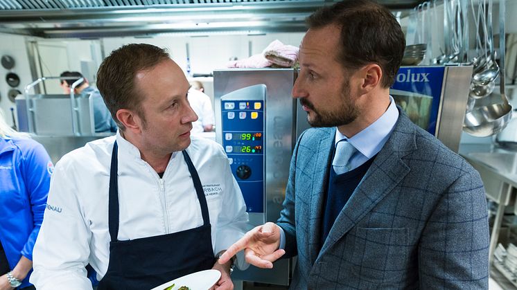 Das passiert nicht alle Tage. Norwegens Thronfolger Haakon beim kulinarischen Fachsimpeln mit Sternekoch Nils Henkel.