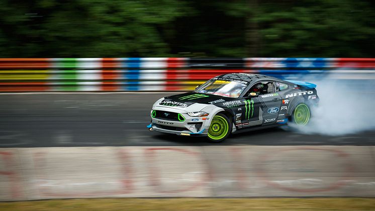 Vaughn Gittin Jnr az első pilóta, aki teljes hosszában  végigdriftelte a 13 mérföldes Nürburgring Nordschleife pályát