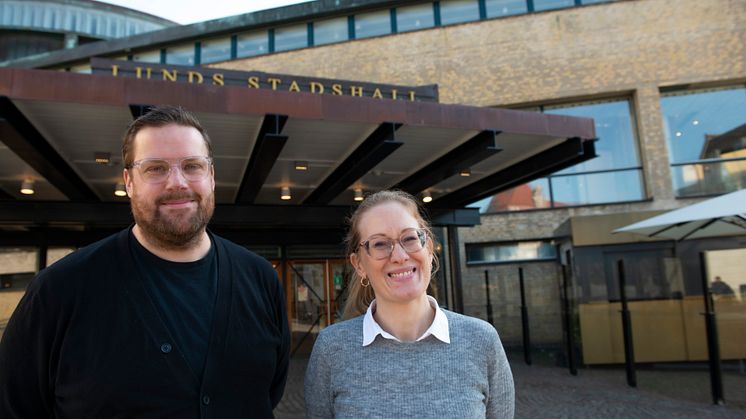 Andreas Siverståhl Hjelm och Jorun Koca Jakobsson (S) framför Stadshallen, där förtidsröstningen startar den 22 maj klockan 9.
