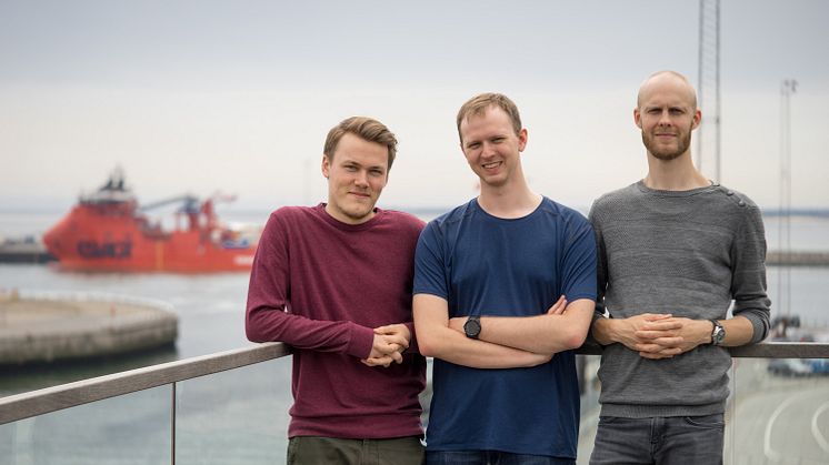 Tre multimediedesignstuderende fra EASV, Sebastian Borg, Martin Bjørnskov og Chris Dyhrberg har lavet afsluttende eksamensprojekt i stor skala: En messestand for ESVAGT på Offshore Wind Energy 2017 i London. 