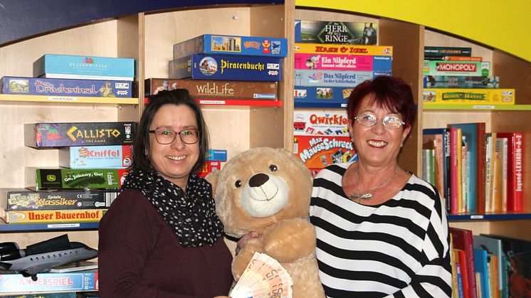 Kerstin Stadler und Christine Enterlein mit dem Erlös der Spendensammlung