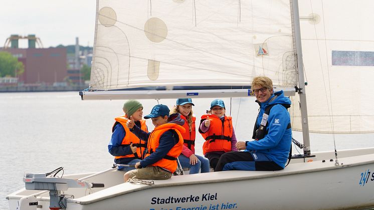 Das Segelcamp als außerschulischer Lernort macht immer Spaß. Erfahrene Segeltrainer*innen sind immer dabei!