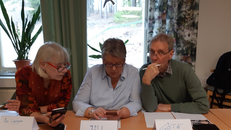Medlemmar ur Malmköpingsortens hembygdsförening arbetar med Sociala media, våren 2019. Under hösten fortsätter de arbeta med mobiltelefonen som verktyg. Nu med att spela in berättelser och publicera dem på Storyspot. 