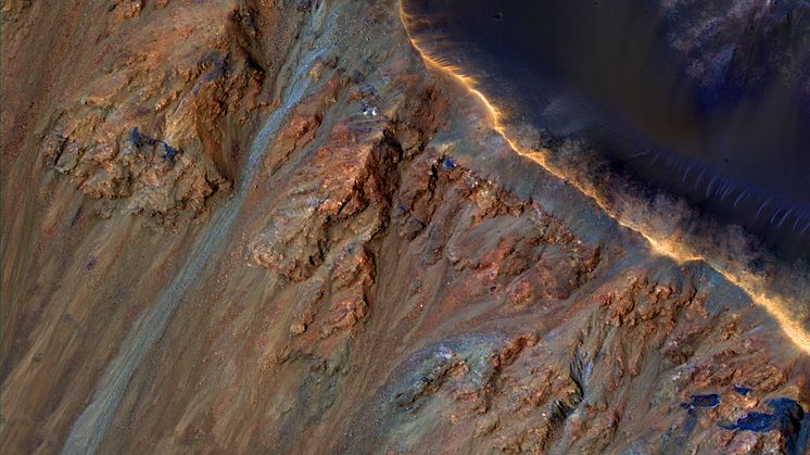 HiRISE-kameravy över Krupac-kratern på Mars och RSL längs kraterväggen. Foto: NASA / JPL / University of Arizona