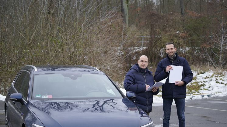 Prof. André Leschke von der Volkswagen AG und Prof. Stefan Kubica von der TH Wildau bei ihrer „Outdoor-Unterschrift“ zur Fortführung der Kooperation des Wolfsburger Autobauers und der Brandenburger Hochschule. (Bild: M. Lange/TH Wildau)