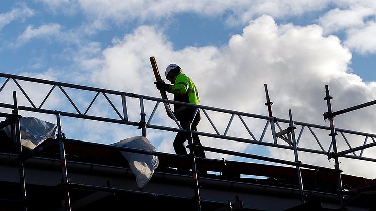 För att få ekonomin att gå ihop på ett klokt sätt behöver resurserna för kommande renoveringar främst läggas på större fastigheter. Nu säljer ÖBO några mindre hus med renoveringsbehov.