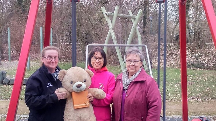 Frau Schwabe (l.) und Frau Walter (r.) übergeben stolz ihre Spende an Kerstin Stadler (m.) vom Kinderhospiz