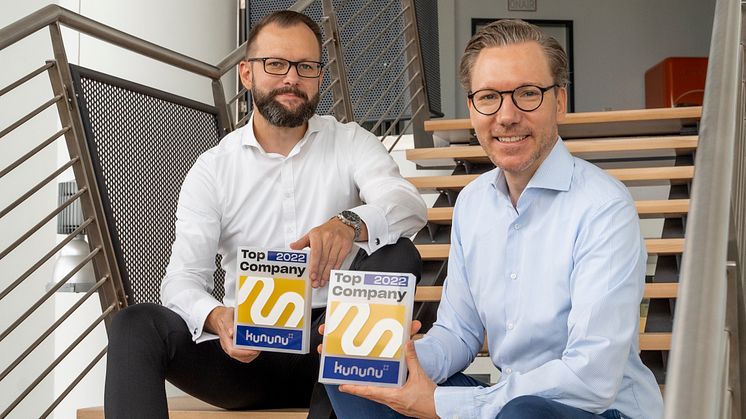 Die Geschäftsführer Marcus Häuptle (l.) und Niclas Walser mit dem kununu Top Company 2022 Award