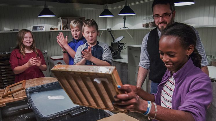 Frövifors Pappersbruksmuseum - som vänder sig till barn och unga i sommar - har en handpappersverkstad där besökare kan prova på att göra sitt eget papper.