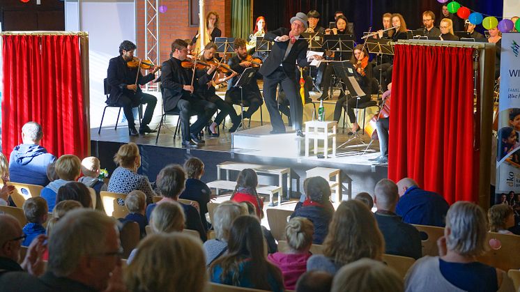 In voller Fahrt: das Detmolder Kammerorchester und Dirigent und Moderator Guido Mürmann vor begeisterten Kindern.