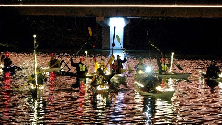 Kajakister från guide- och uthyrningsföretaget Linköping kajak samt Linköpings Kanotklubb inledde jubileumsåret med en ljuspaddling genom Linköping på Kinda kanal. Foto: Jan Christer Persson, Linköping kajak.