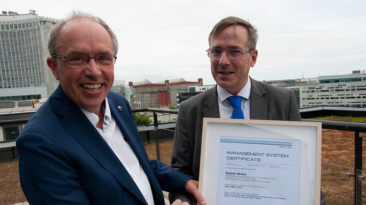Regiondirektör Alf Jönsson mottar certifieringen från Dan Grönstedt, Det Norske Veritas.