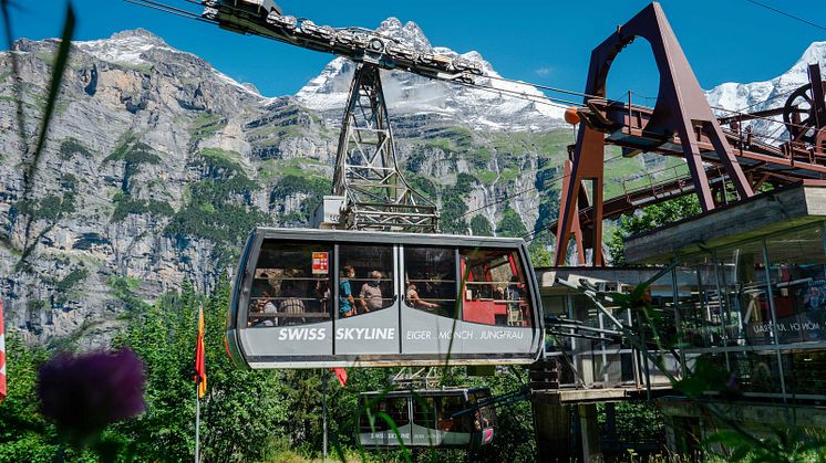 Luftseilbahnkabinen der Schilthornbahn AG bei der Einfahrt in die Station Gimmelwald