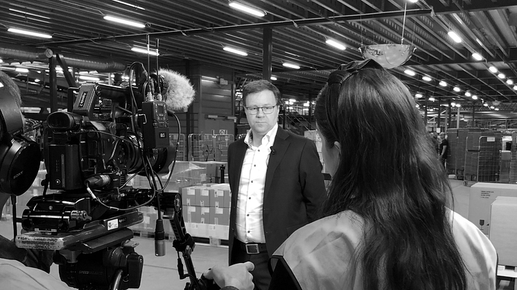 Lars, VD på Tamro, blir intervjuad av SVT Agenda.