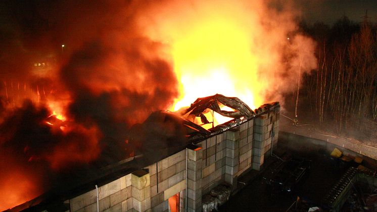 Unikt brand  och bullerskydd med vuxenlego i betong