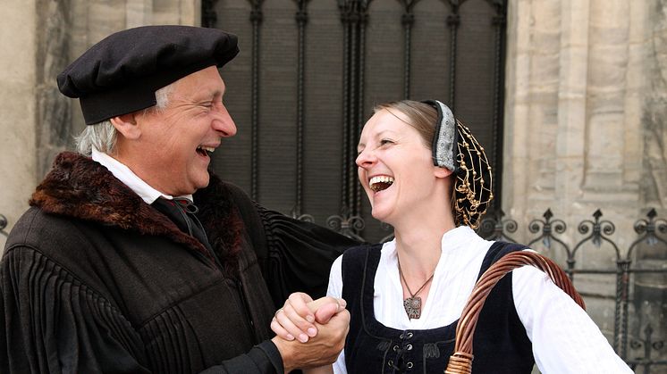 Luther och von Bora framför Slottskyrkans port i Wittenberg. FOTO: Jürgen Blume/Investitions- und Marketinggesellschaft Sachsen-Anhalt mbH