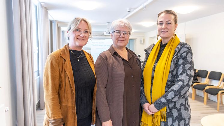 Anna Ridderby Bengtsson, Vuxenutbildningen, Agnetha Lindblom Eriksson, verksamhetschef och Malin Johansson, enhetschef för Bokens gruppbostad i Asarum. Foto: Krisztina Andersson