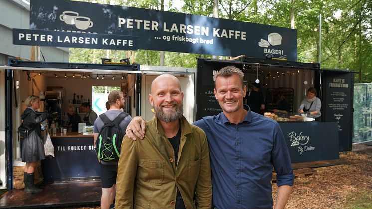 Lars Aaen Thøgersen fra Peter Larsen Kaffe og Claus Doktor fra Bakery By Doktor har slået boderne sammen. På årets Smukfest bliver der bagt brød med rester fra kaffeproduktionen på Peter Larsen Kaffes mikroristeri i Viborg.