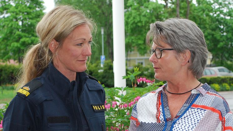Caroline Eriksson, kommunpolis i lokalpolisområde Torsby, där Sunne ingår, och kommunstyrelsens ordförande i Sunne, Gunilla Ingemyr.