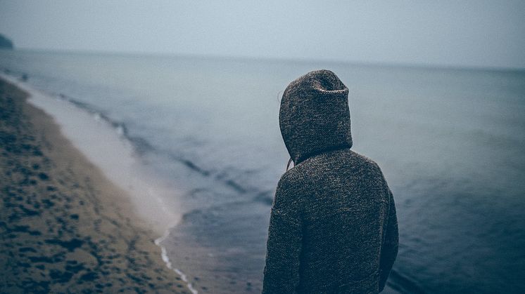 Forskare på Högskolan i Skövde har tagit fram utbildningsmaterial som kan stödja de som arbetar med människor som lever i ofrivillig ensamhet.