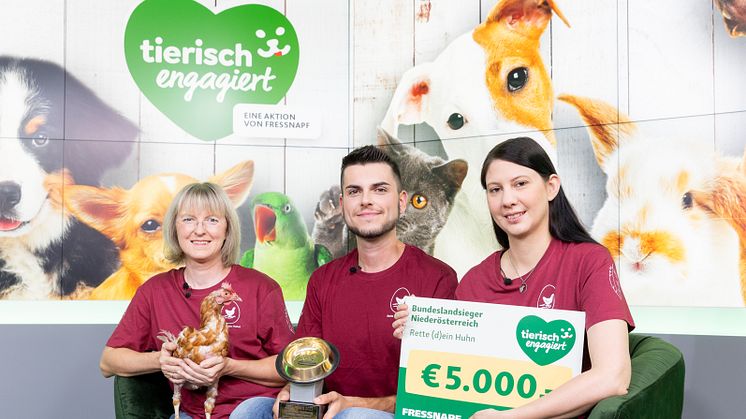 Goldener Fressnapf 2022: Obfrau Nina Hofstädter (li.), Sebastian Gößeringer, und Jasmin Stieger vom Verein Rette (d)ein Huhn