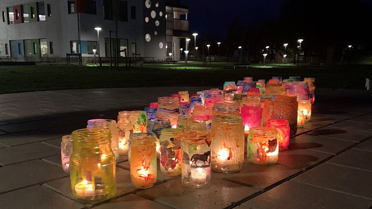 Lyktor, representerande barn och barnens rätt, lyste stämningsfullt utanför Tolvåkers förskola i gårkväll.