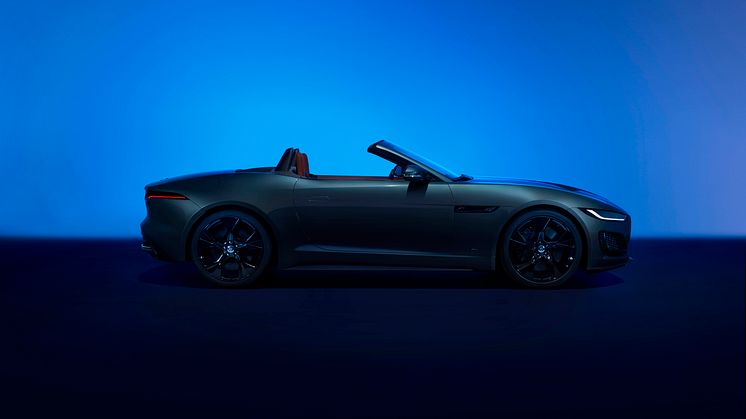 002_Jag_F-TYPE_24MY_Convertible_Exterior_Side_025_PR_111022