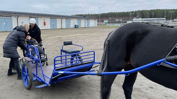 Glada miner när rullstolsvagnen provkörs hos Bollnästravet. Foto: ATG