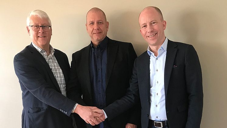 Inge Fransson, CFO Proton Group, Johan Lindvall, f.d. ägare av JL Safety/Cedoc och David Gustafsson, koncernchef Proton Group vid överlämningen i Skara, 2019-03-28.