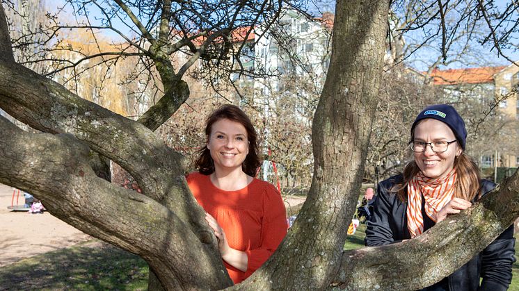 Träden ger våra kunder och Malmöborna bättre luft, tar hand om regnvatten och bidrar till trygghet, trivsel och god hälsa, säger Linnea Wettermark, miljöutvecklare och Alva Bosdottir, utemiljösamordnare på MKB.